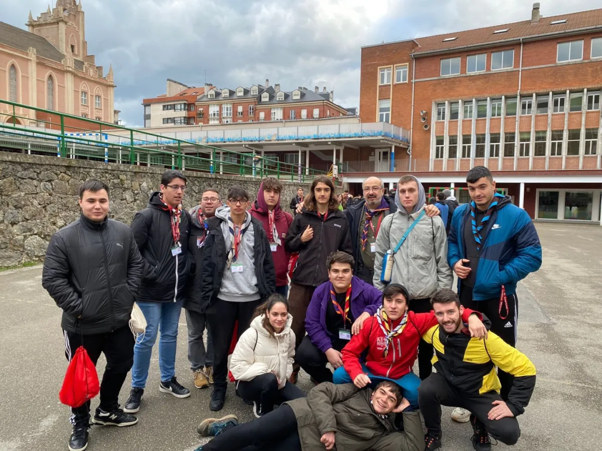 Scouts de Zamora reciben en Santander la Luz de la Paz de Belén