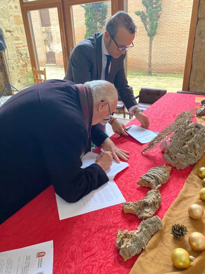 Obispado y Ayuntamiento de Villalpando firman un convenio para la conservación de Santa Mª