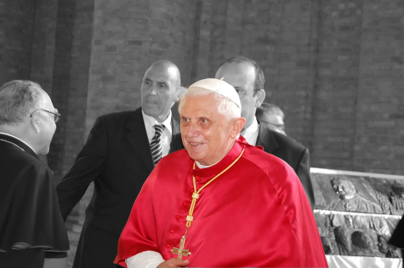 El obispo de Zamora invita a rezar por el papa emérito Benedicto XVI