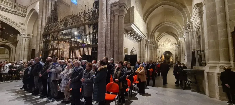 La catedral se llena para despedir a Benedicto XVI