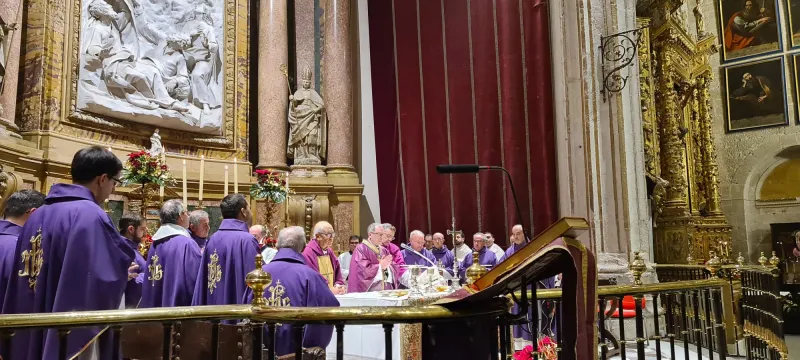 La catedral se llena para despedir a Benedicto XVI