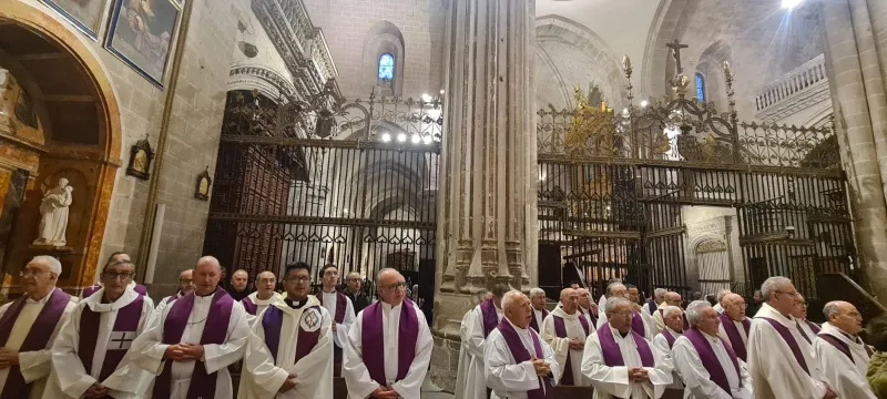 La catedral se llena para despedir a Benedicto XVI