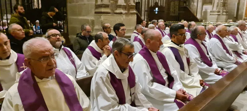 La catedral se llena para despedir a Benedicto XVI