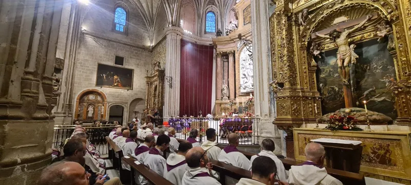 La catedral se llena para despedir a Benedicto XVI