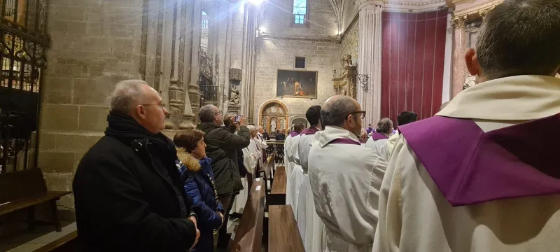 La catedral se llena para despedir a Benedicto XVI