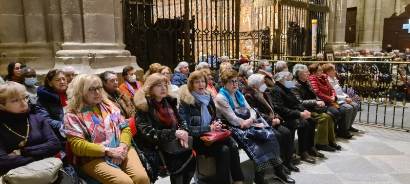 La catedral se llena para despedir a Benedicto XVI