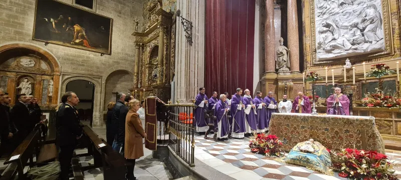 La catedral se llena para despedir a Benedicto XVI