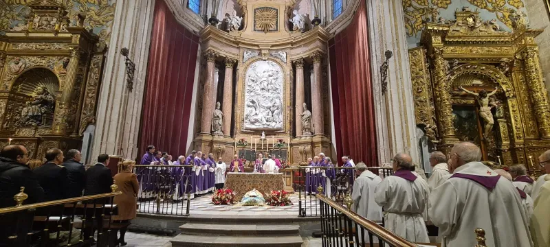 La catedral se llena para despedir a Benedicto XVI