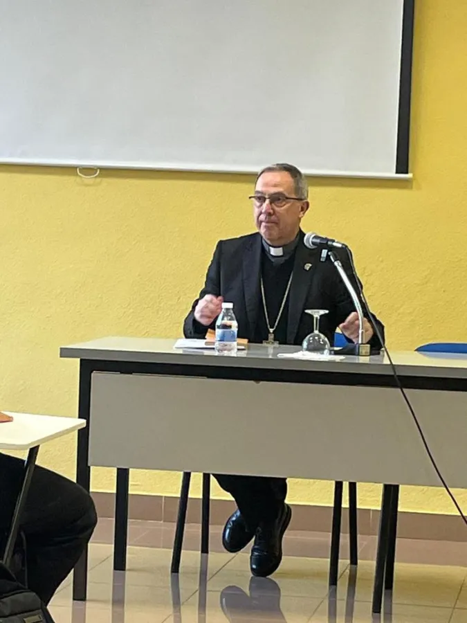 El obispo participa como ponente en la formación permanente del clero de Ávila