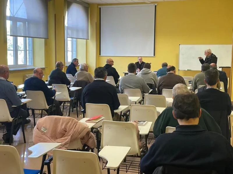 El obispo participa como ponente en la formación permanente del clero de Ávila