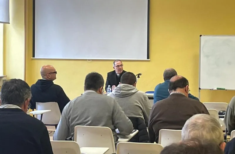 El obispo participa como ponente en la formación permanente del clero de Ávila