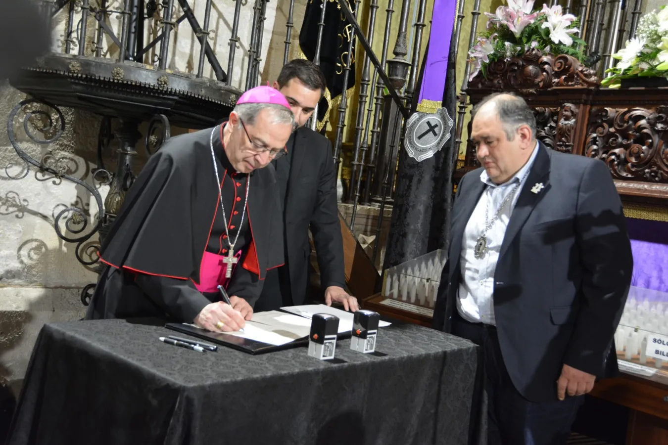 El obispo firma el decreto de coronación de la Virgen de La Soledad