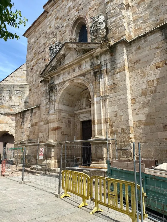 Se inicia la retirada y consolidación de los escudos de la iglesia de San Ildefonso