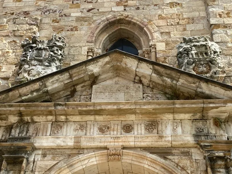 Se inicia la retirada y consolidación de los escudos de la iglesia de San Ildefonso