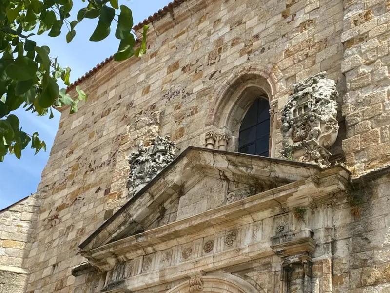 Se inicia la retirada y consolidación de los escudos de la iglesia de San Ildefonso