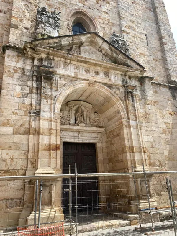 Se inicia la retirada y consolidación de los escudos de la iglesia de San Ildefonso