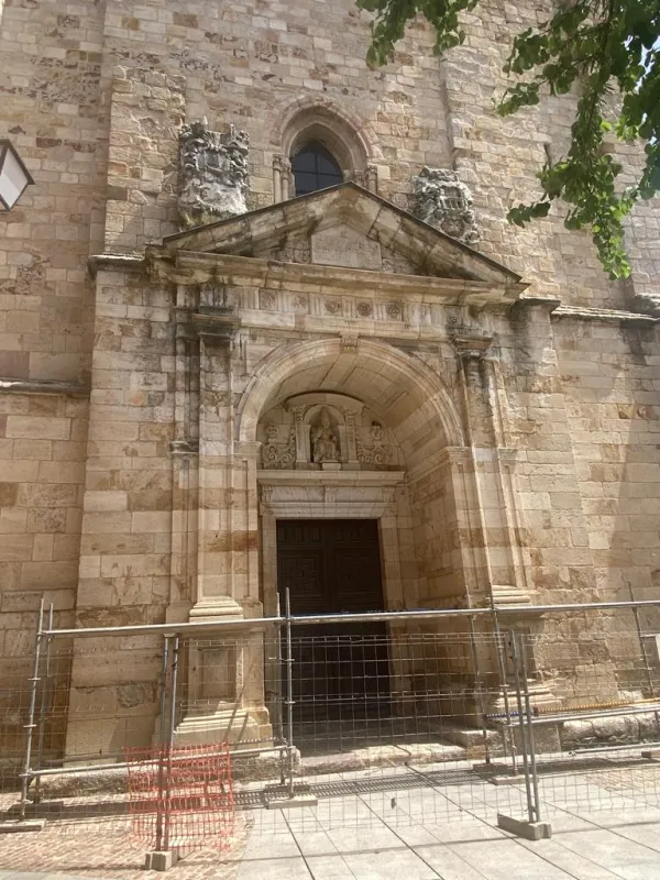Se inicia la retirada y consolidación de los escudos de la iglesia de San Ildefonso