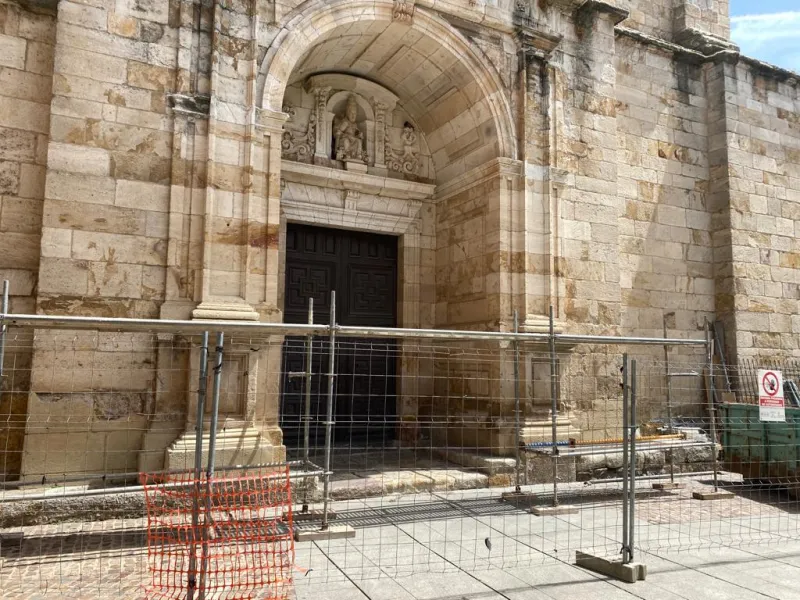 Se inicia la retirada y consolidación de los escudos de la iglesia de San Ildefonso