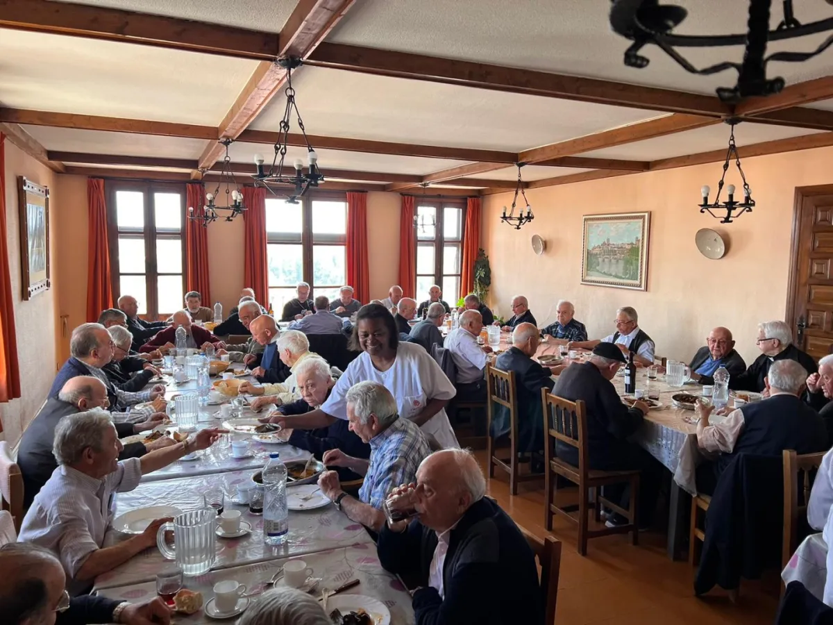El obispo se reune con los sacerdotes de 75 años en adelante