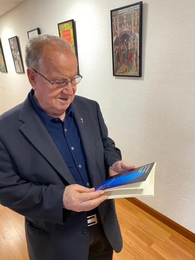 Don Rogelio presenta su último libro con sabor a oración y olor a solidaridad