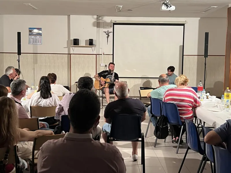 El venezolano Gerson ameniza el final del curso pastoral en la parroquia de San José Obrero