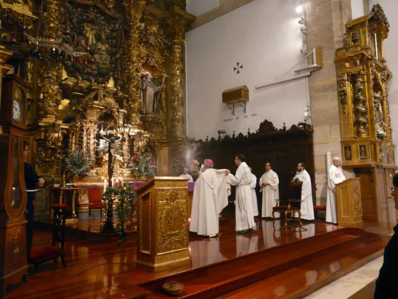 El obispo preside la vigilia de la Inmaculada en la iglesia de San Torcuato