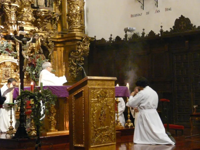 El obispo preside la vigilia de la Inmaculada en la iglesia de San Torcuato