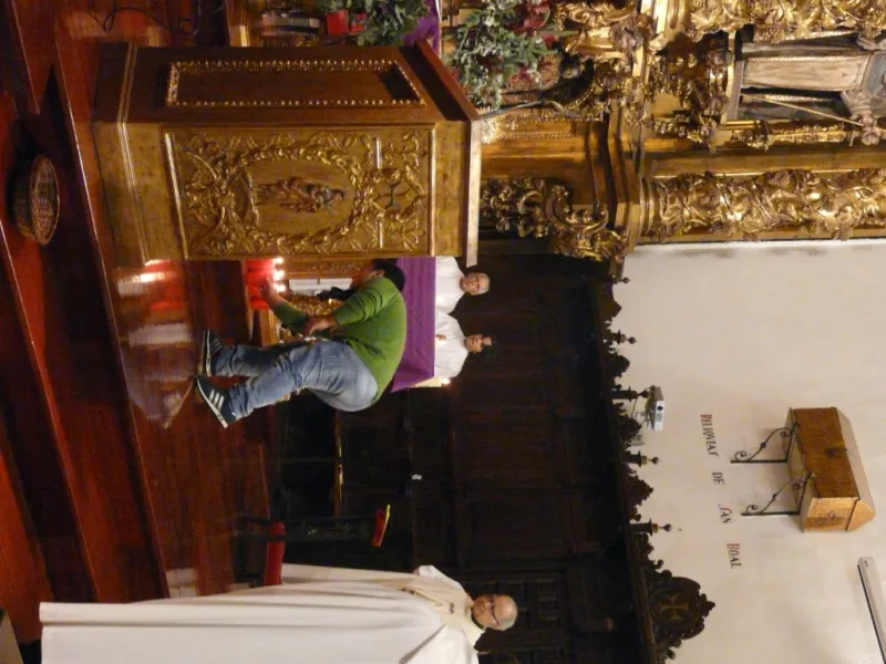 El obispo preside la vigilia de la Inmaculada en la iglesia de San Torcuato