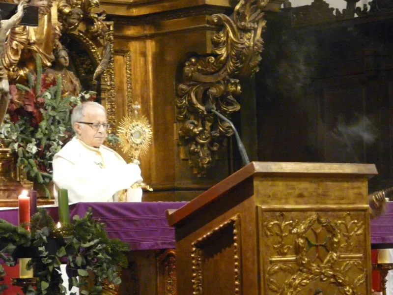 El obispo preside la vigilia de la Inmaculada en la iglesia de San Torcuato