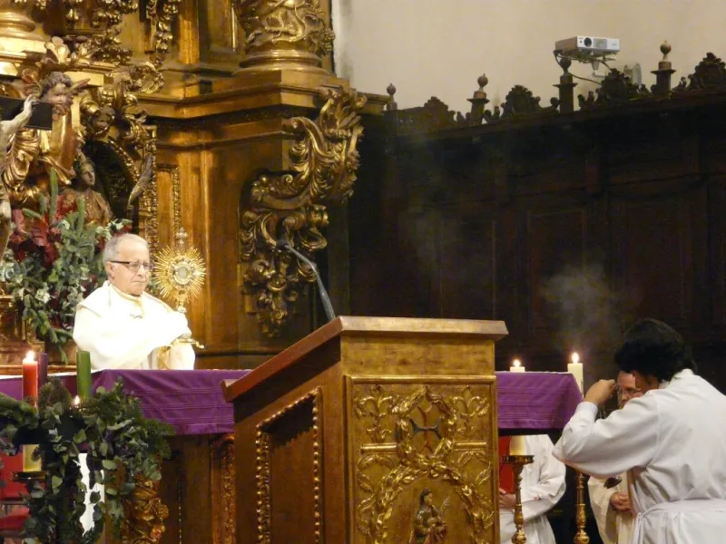 El obispo preside la vigilia de la Inmaculada en la iglesia de San Torcuato