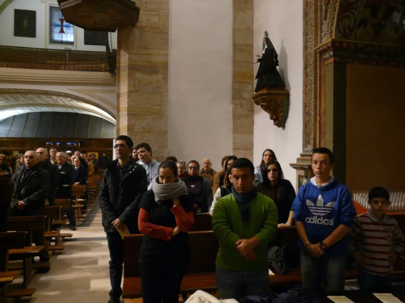 El obispo preside la vigilia de la Inmaculada en la iglesia de San Torcuato