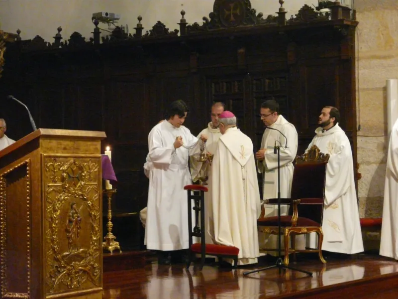 El obispo preside la vigilia de la Inmaculada en la iglesia de San Torcuato