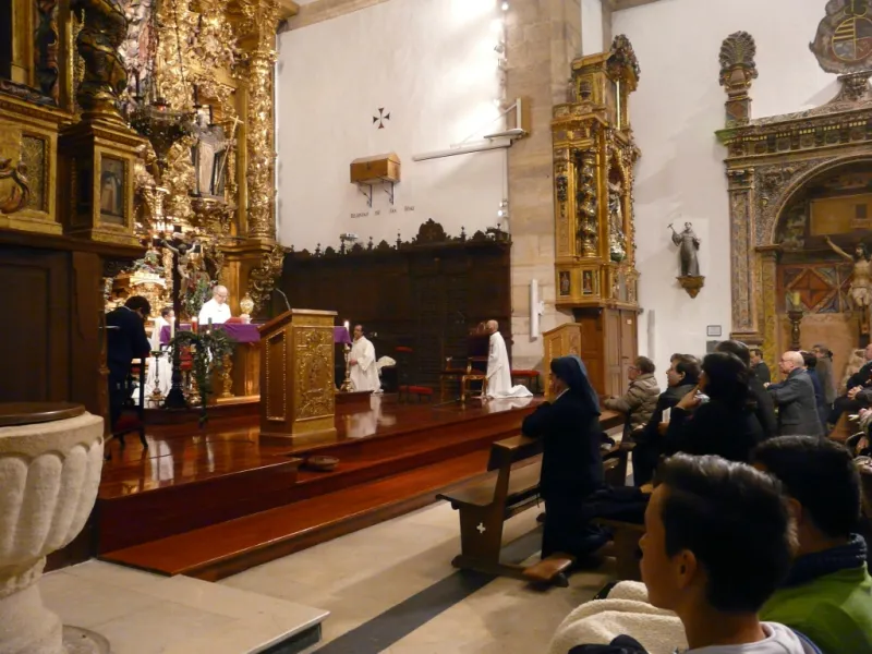 El obispo preside la vigilia de la Inmaculada en la iglesia de San Torcuato