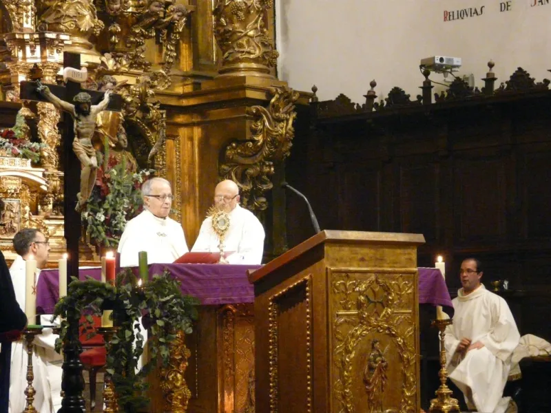 El obispo preside la vigilia de la Inmaculada en la iglesia de San Torcuato