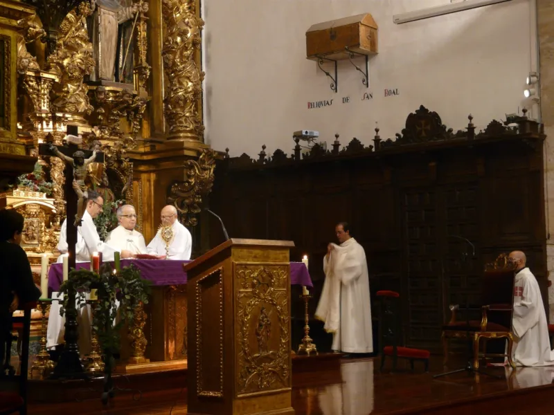 El obispo preside la vigilia de la Inmaculada en la iglesia de San Torcuato