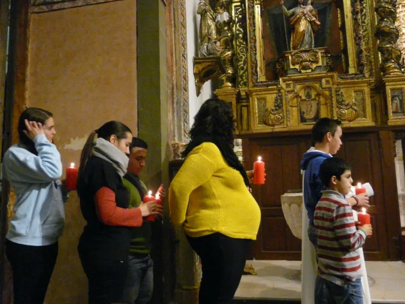 El obispo preside la vigilia de la Inmaculada en la iglesia de San Torcuato