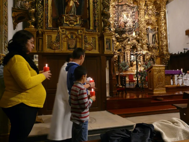 El obispo preside la vigilia de la Inmaculada en la iglesia de San Torcuato