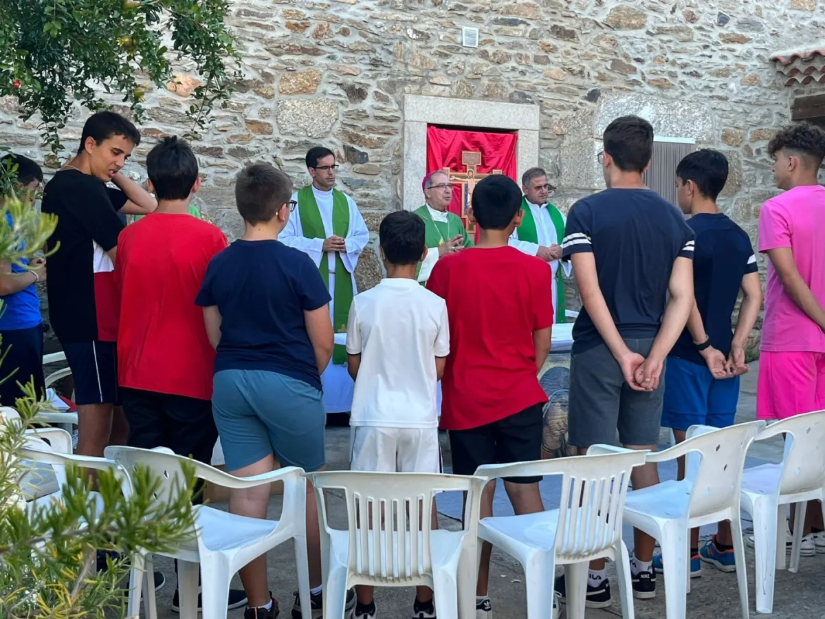 El campamento vocacional de Villadepera recibe la visita del obispo