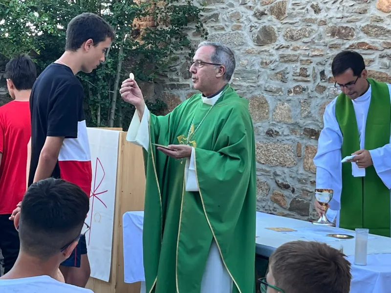 El campamento vocacional de Villadepera recibe la visita del obispo