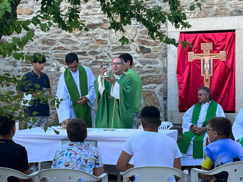 El campamento vocacional de Villadepera recibe la visita del obispo