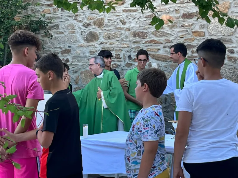 El campamento vocacional de Villadepera recibe la visita del obispo