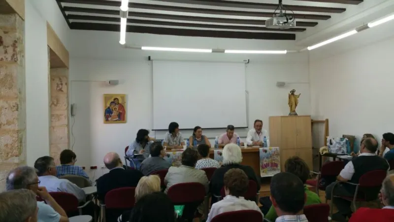 Mesa redonda en la Casa de la Iglesia