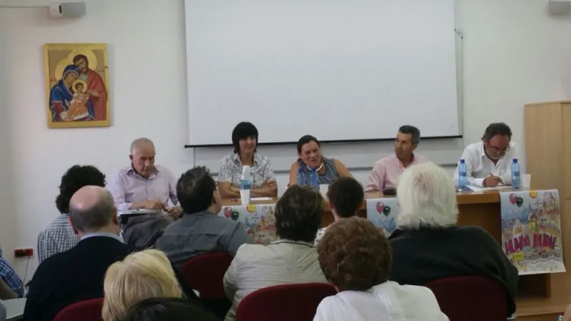 Mesa redonda en la Casa de la Iglesia