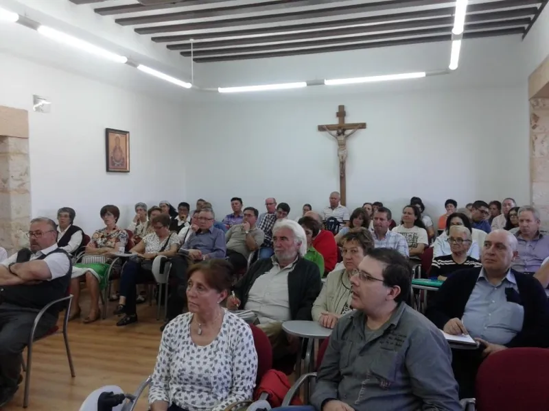 Mesa redonda en la Casa de la Iglesia