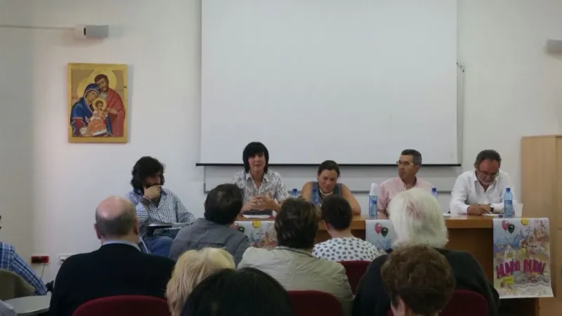 Mesa redonda en la Casa de la Iglesia