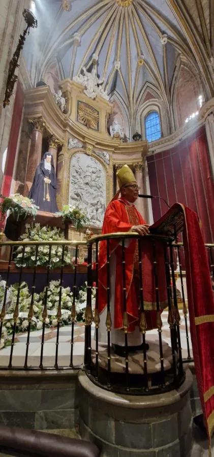Las heridas de Cristo están en su cuerpo, las de María en su corazón