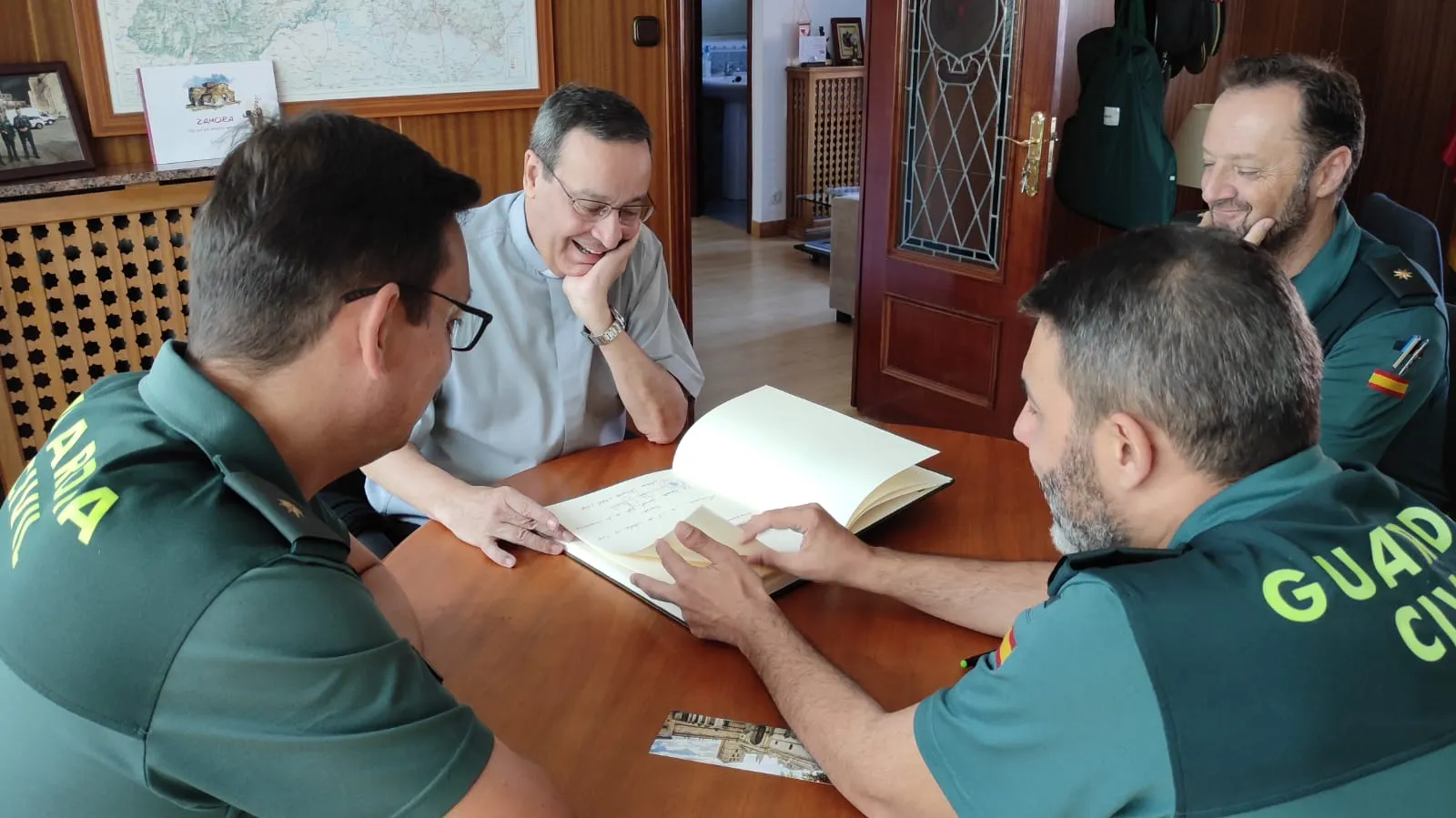Fernando Toribio firma en el libro de honor de la Guardia Civil