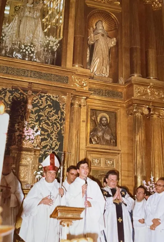 Hoy hace 40 años que fue ordenado sacerdote nuestro obispo ¡Felicidades D. Fernando!