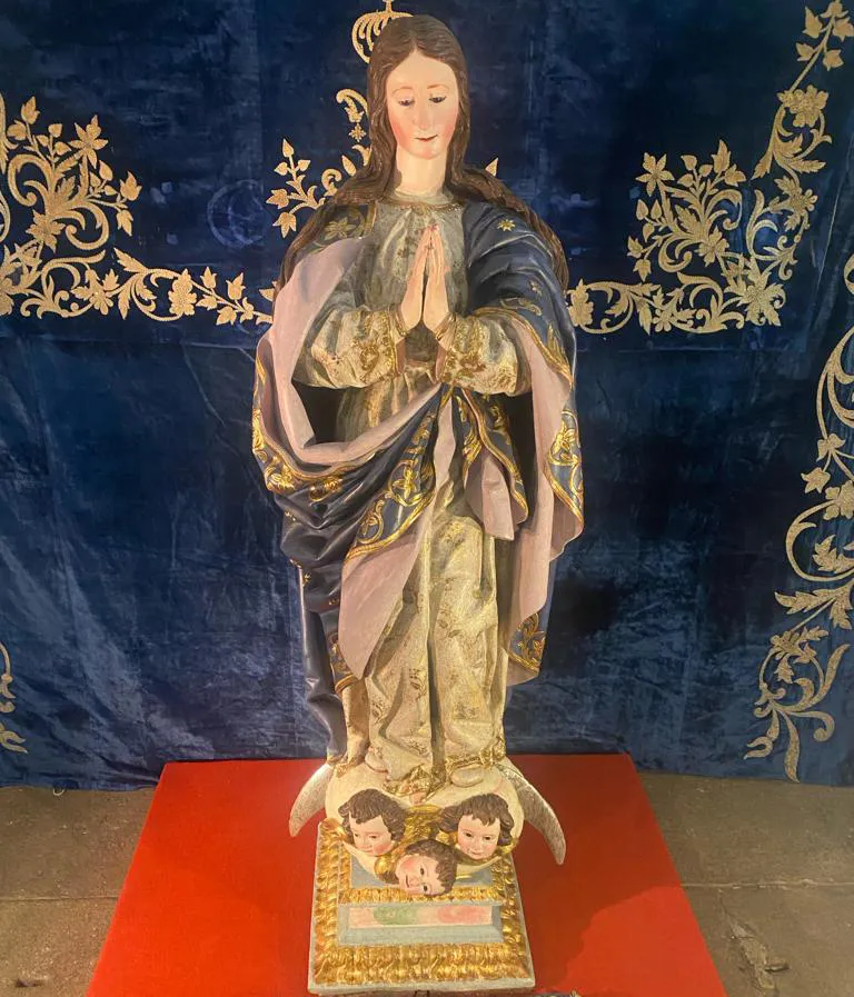 "Sin pecado": una exposición del ajuar de la Inmaculada en el corazón de La Milla Románica