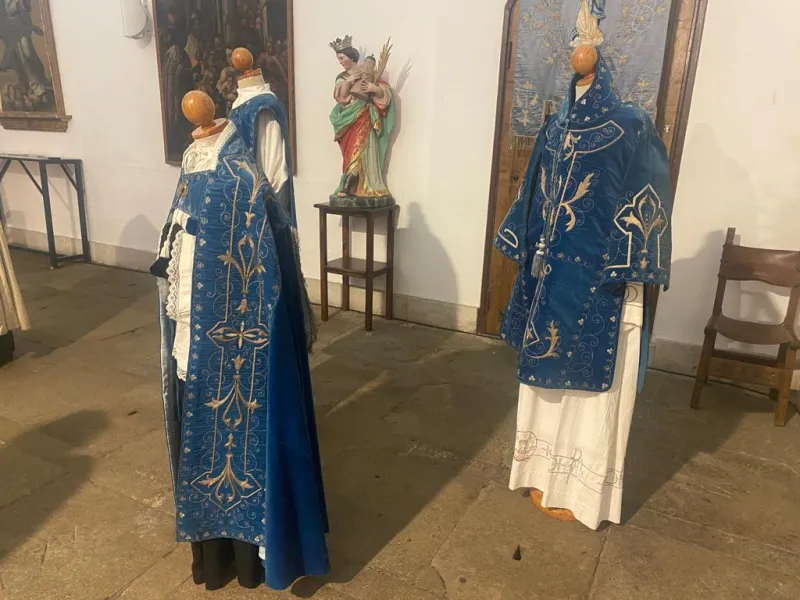 "Sin pecado": una exposición del ajuar de la Inmaculada en el corazón de La Milla Románica